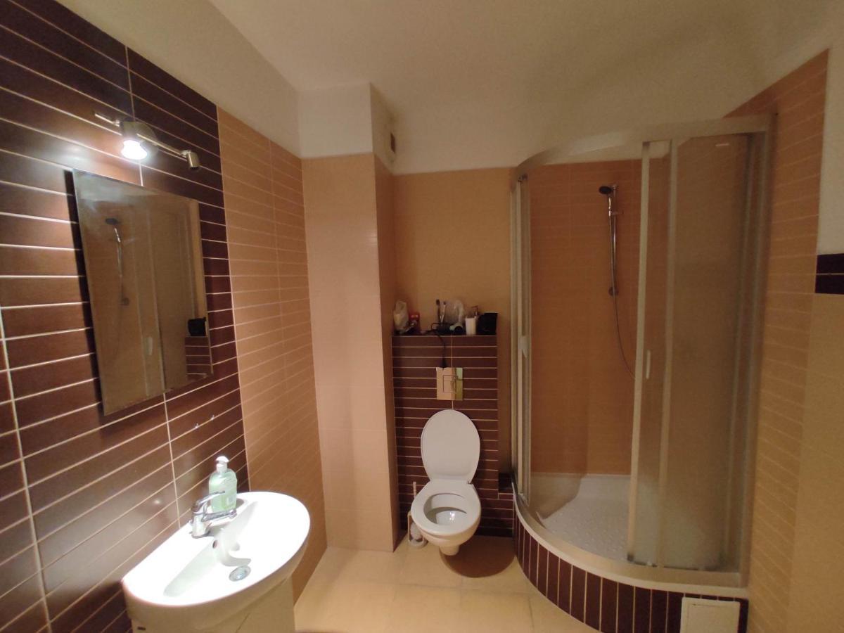 Nice Room With 2 Shared Bathrooms ,Wc , 2Km To Old Town -100M From Metro Szwedzka Varšava Exteriér fotografie